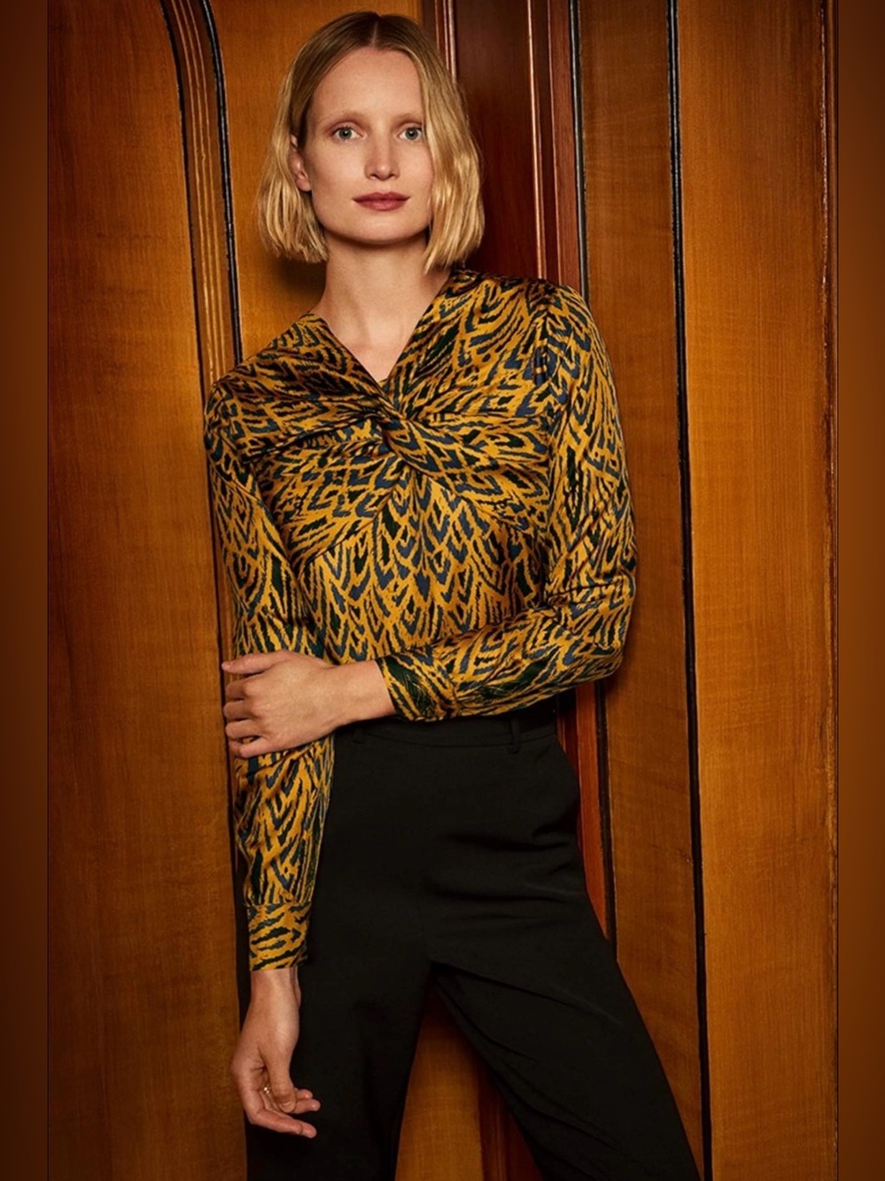 The fold Swanfield The Row Mustard Navy Knot-Front 8 silk statement geometric